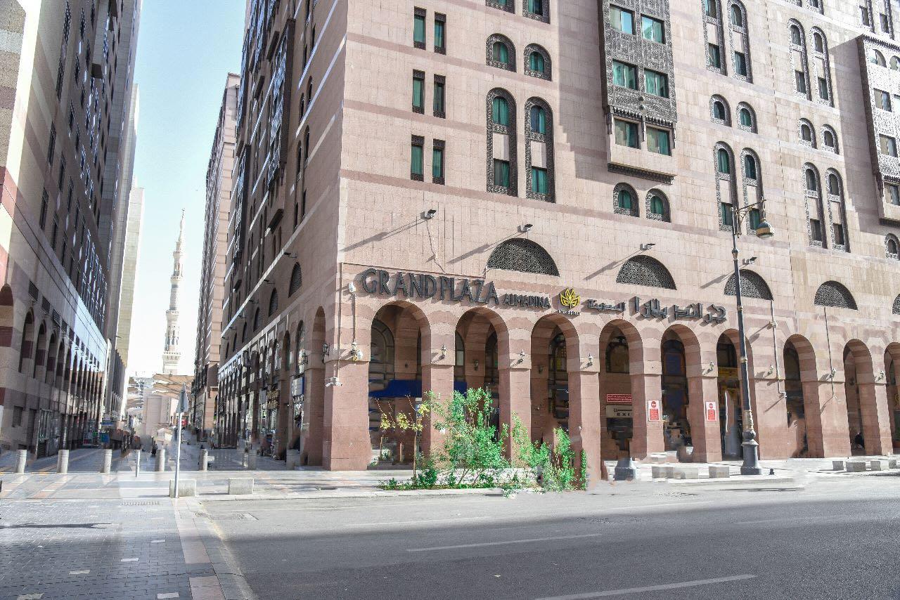 Facciata del Grand Plaza Al Madinah con portici ad arco e il minareto del Masjid an-Nabawi sullo sfondo
