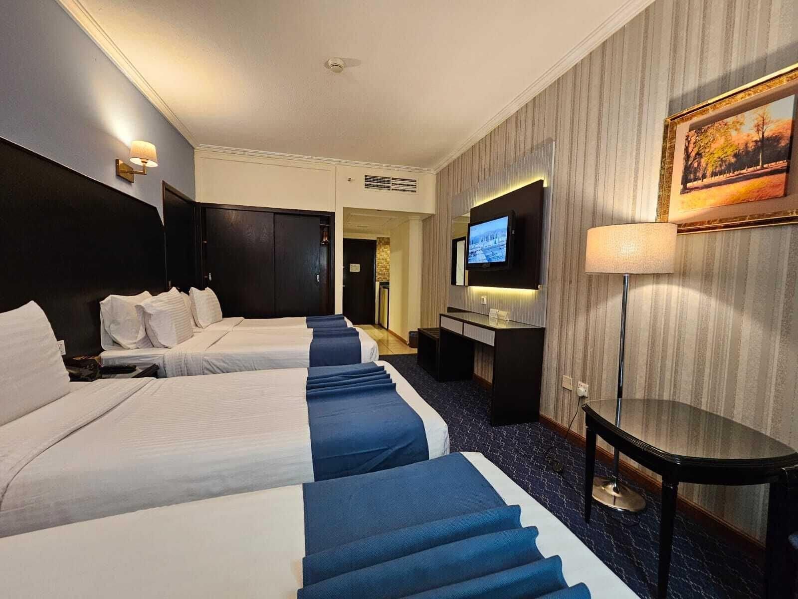 Camera quadrupla del Grand Plaza Al Madinah con quattro letti singoli
