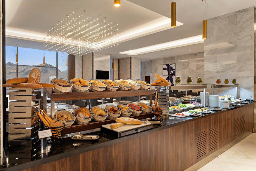 Buffet della colazione al ristorante del Voco Makkah