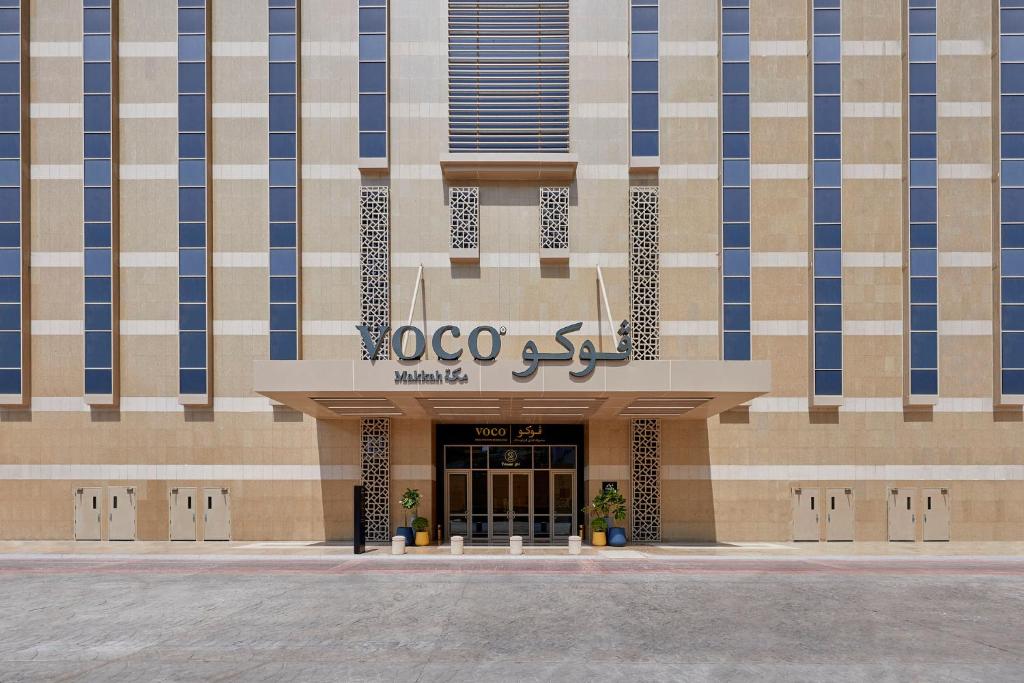 Ingresso del Voco Makkah con insegna in italiano e arabo